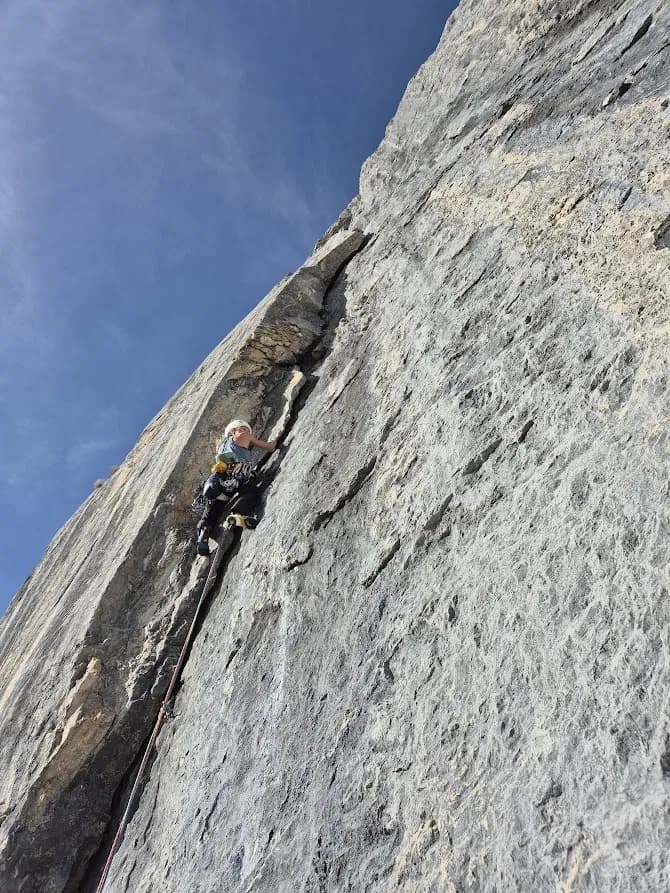Kletterer in der Piazschuppe der 5. Seillänge der Route Bayrischer Traum an der Schüsselkarspitze