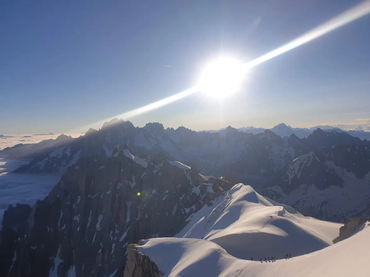 Firngrat im Sonnenlich im Mont Blanc Massiv