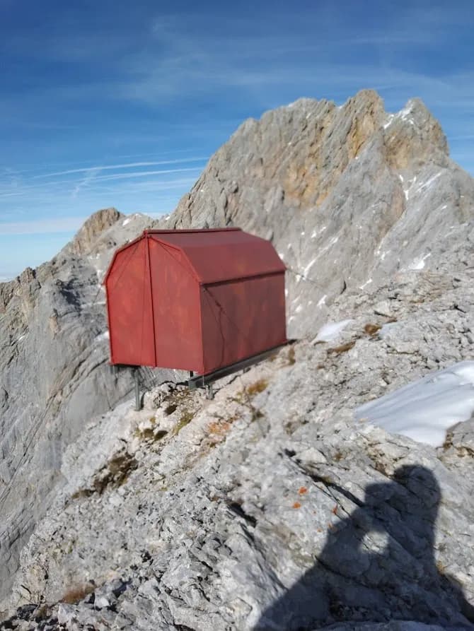 Die berühmte Biwakschachtel am Gipfel der Schüsselkarspitze