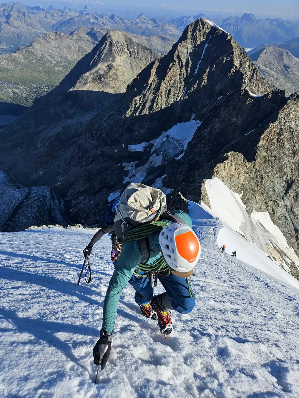Der Biancograt mit Bergführer auf dem Firngrat auf dem Weg zum Gipfel des Piz Bianco und dann Piz Bernina