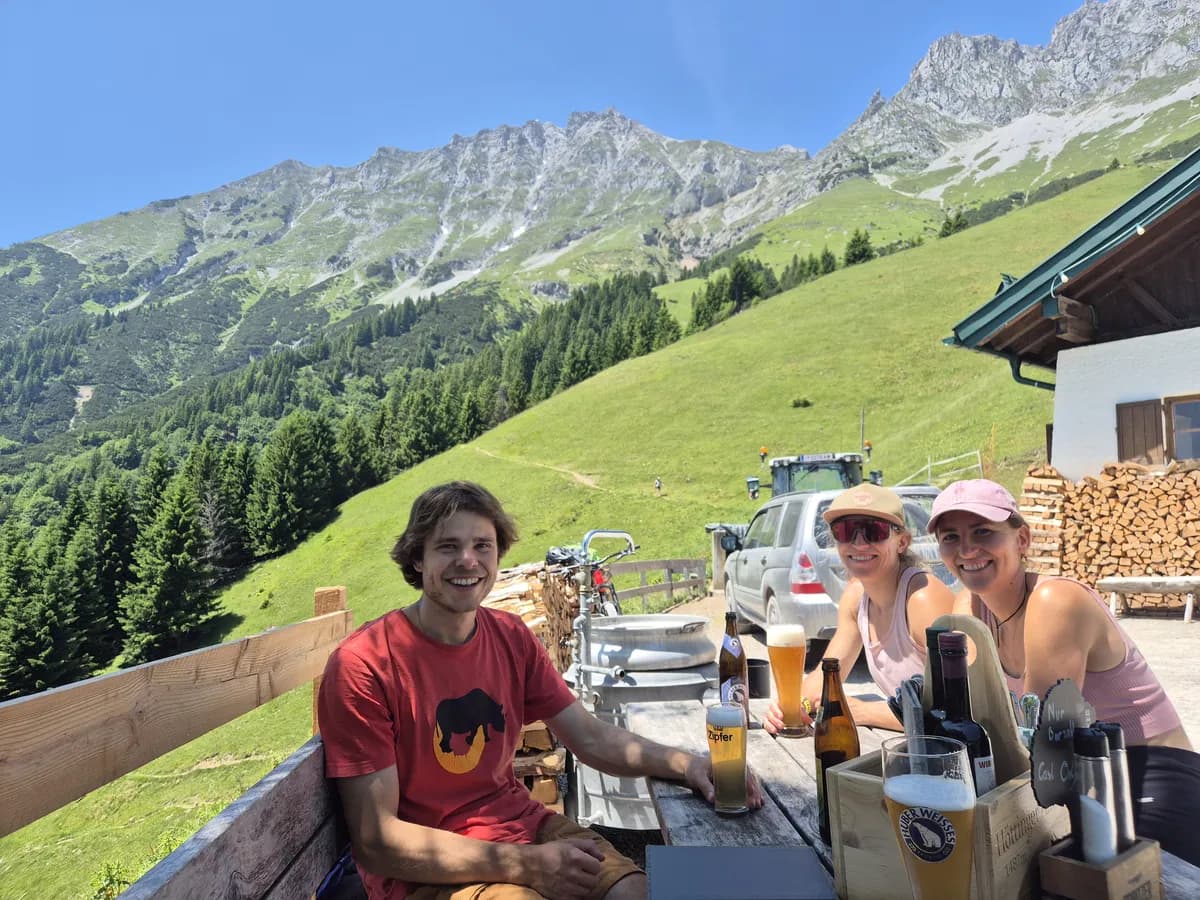 Gemütliche Einkehr auf der Höttinger Alm nach dem Brandjoch Südgrat mit den Innsbrucker Bergführern