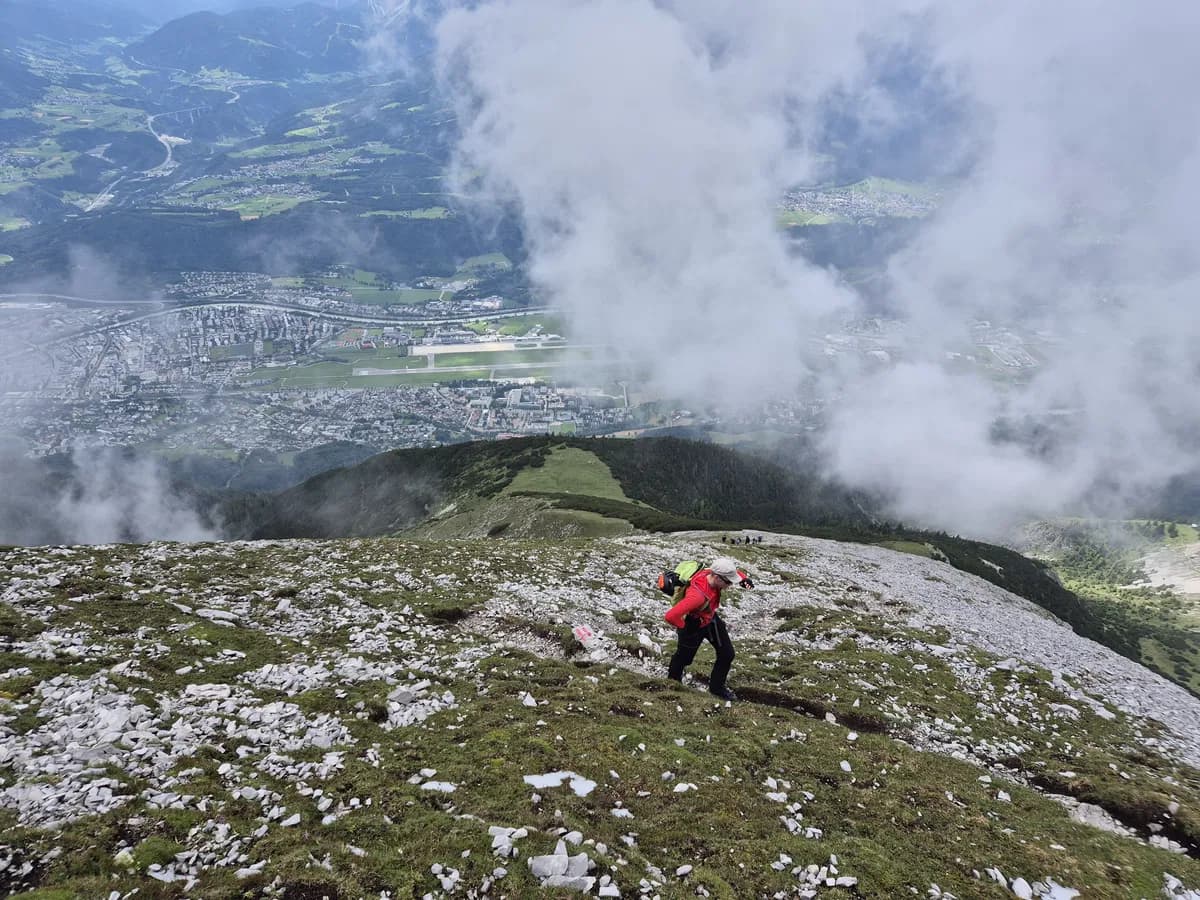 Innsbrucker Bergführer mit seinem Gast im Zustieg zum Brandjoch Südgrat kurz vor dem Brandjochkreuz