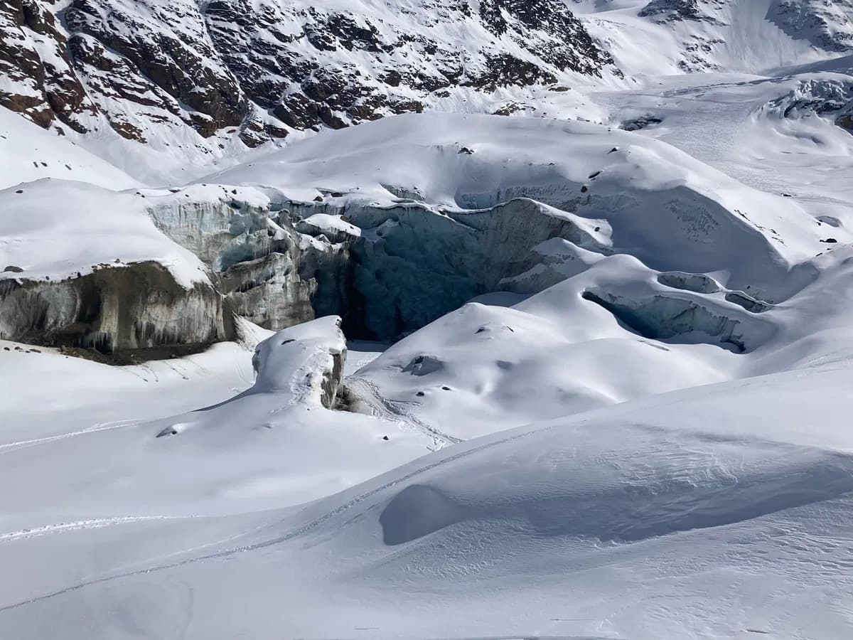 Eindrucksvolles Gletschertor am Beginn des Forni Gletscher bei einer Skitour auf die Punta San Matteo