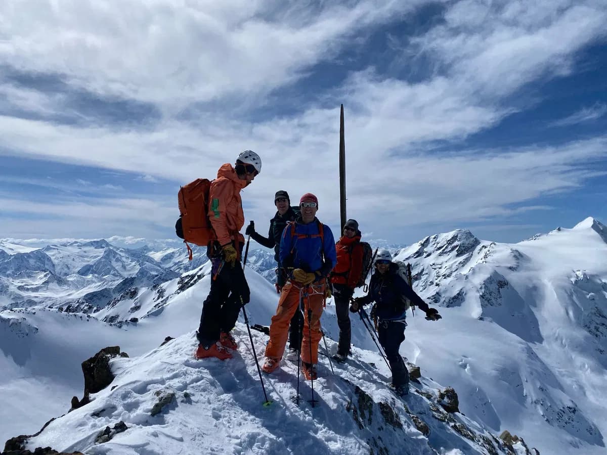 ein Bergführer mit seiner  Gruppe am Gipfel des Cima Pejo