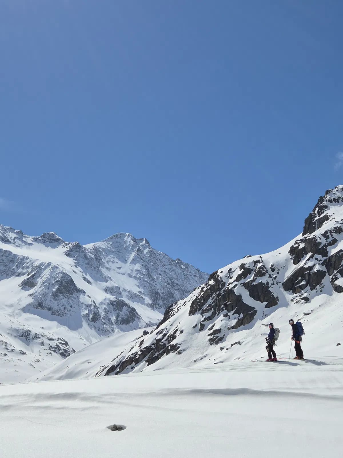 Zwei Skifahrer in der Abfahrt mit Bergführer vom Wilden Hinterbergl zur Franz-Senn Hütte