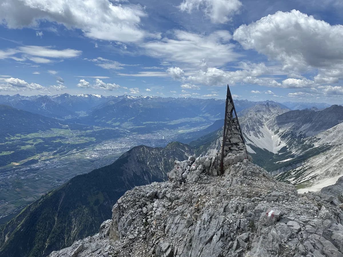 Am Gipfel des grossen Bettelwurf steht eine schöne Pyramiden-Kunstwerk