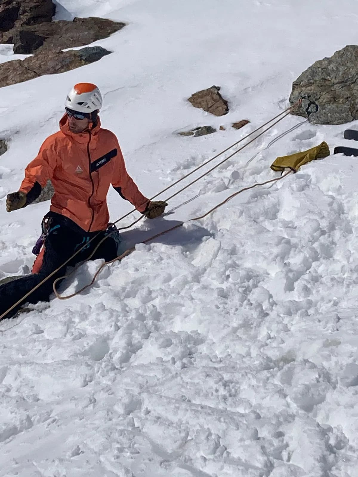 Innsbrucker Bergführer beim Ablassen in der Schlüsselstelle der Skitour auf den Cima Pejop in der Lombardei
