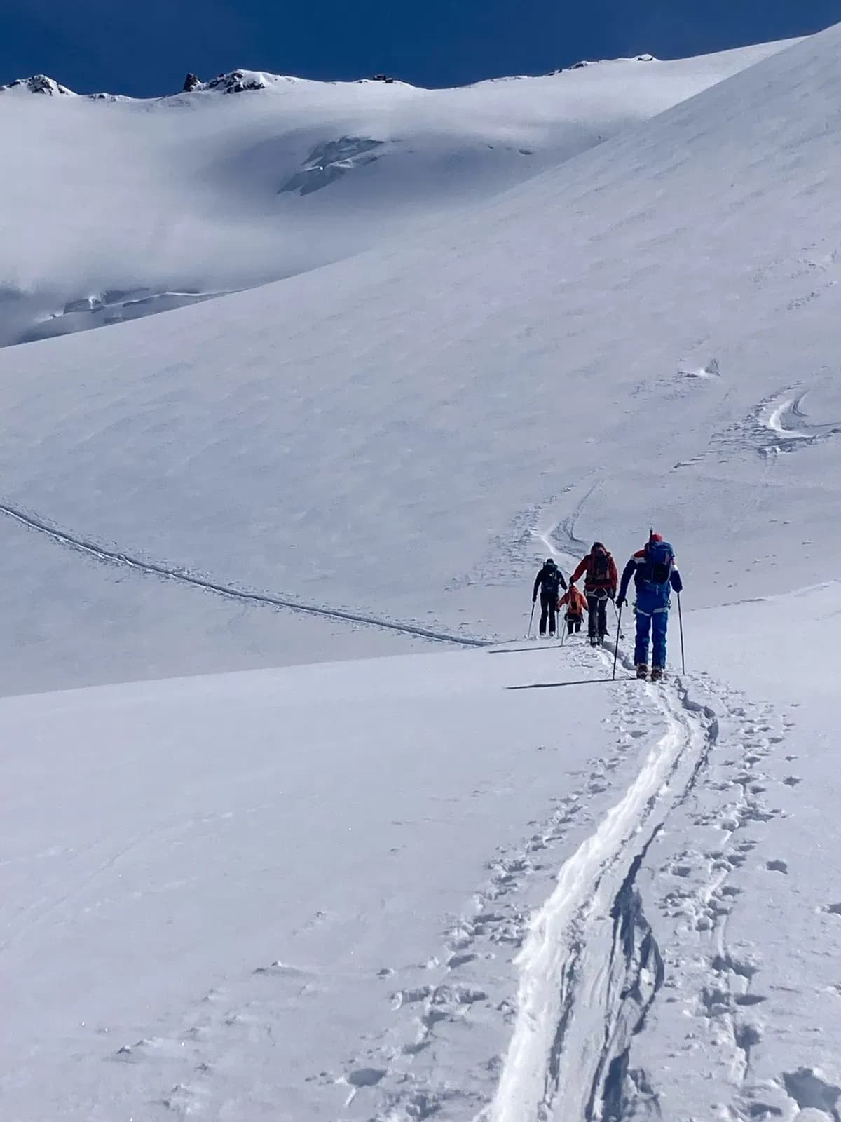 Eine Gruppe mit den Innsbrucker Bergführern im Aufstieg bei einer Skitour in der Lombardei um die Branca Hütte