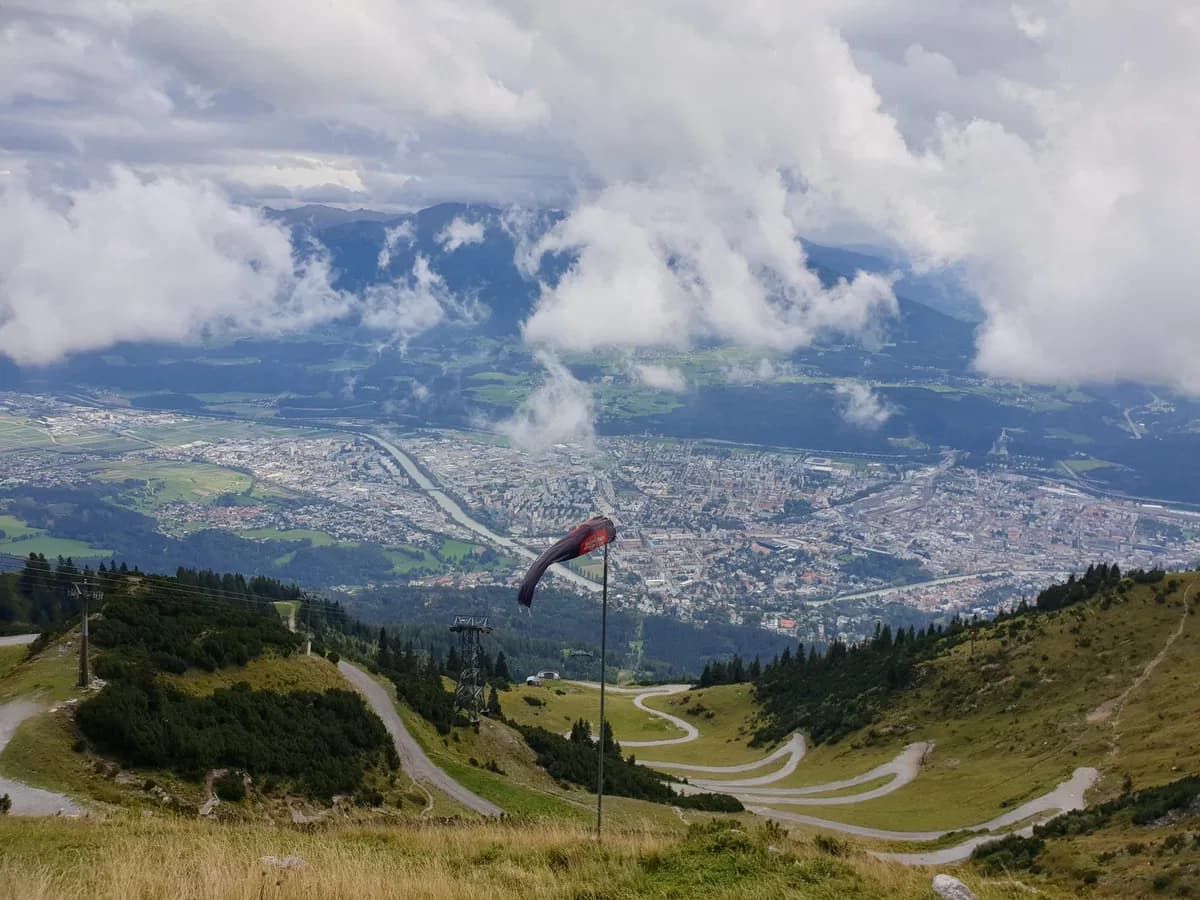 Tiefblick auf Innsbruck vom Höttinger Graben im Abstieg vom Brandjoch Südgrat