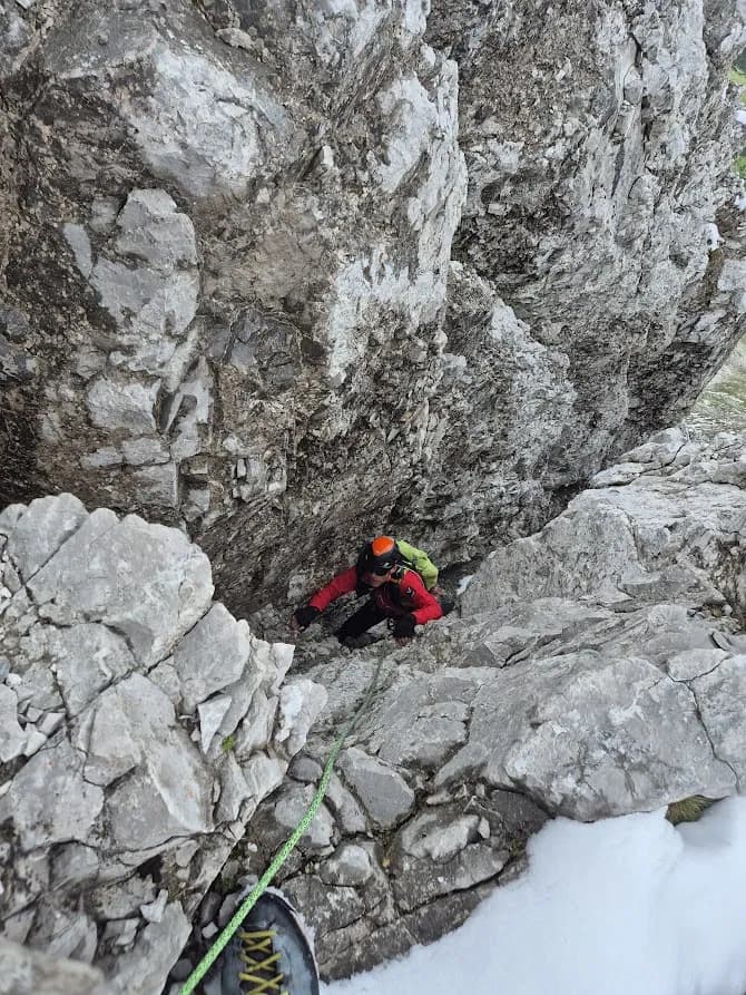 Innsbrucker Bergführer mit seinem Gast im Kamin am Brandjoch Südgrat auf die Vordere Brandjochspitze