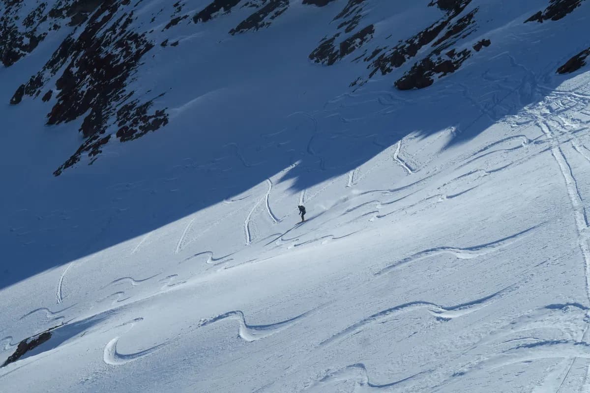 Pulverabfahrt mit den Innsbrucker Bergführern bei den Skitourentagen am Westfalenhaus