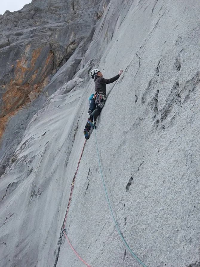 Kletterer im Vorstieg in der Schüsselstelle der Route Locker vom Hocker im Schüsselkar
