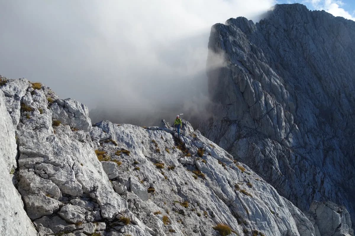 Bergsteiger mit Bergführer am Gipfelgrat der Fleischbank im Wilden Kaiser