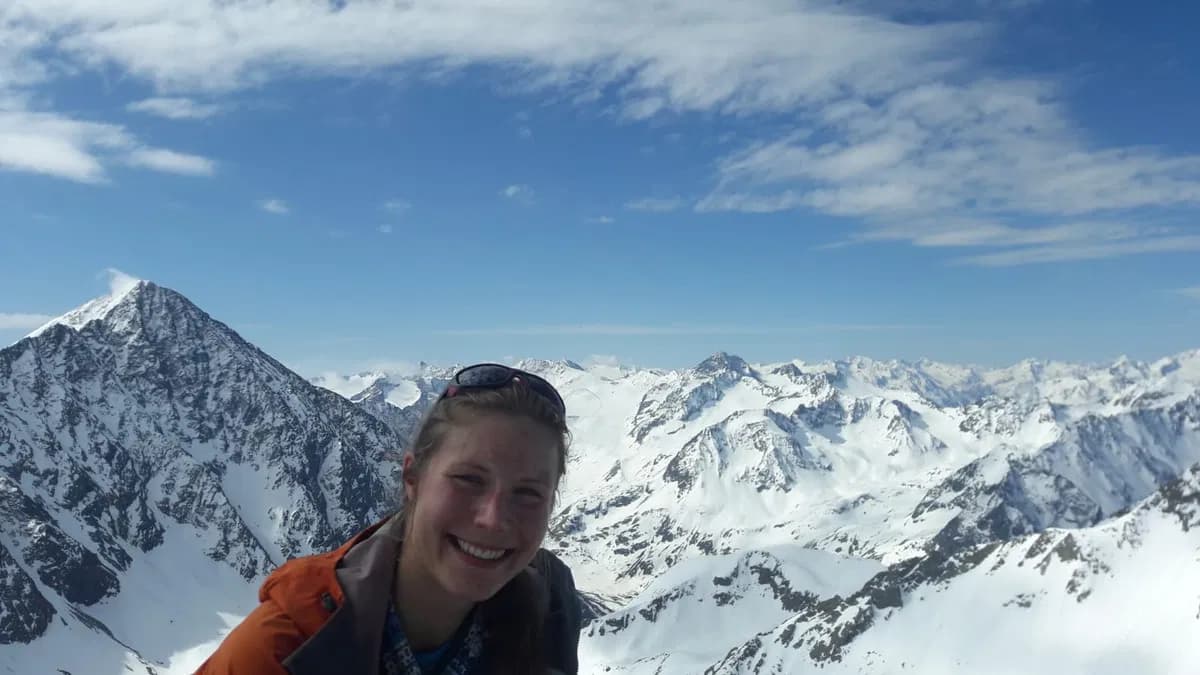 Glücklicher Gast mit seinem Bergführer am Gipfel des Längentaler Weißenkogel nach einer geglückten Skitour vom Westfalenhaus