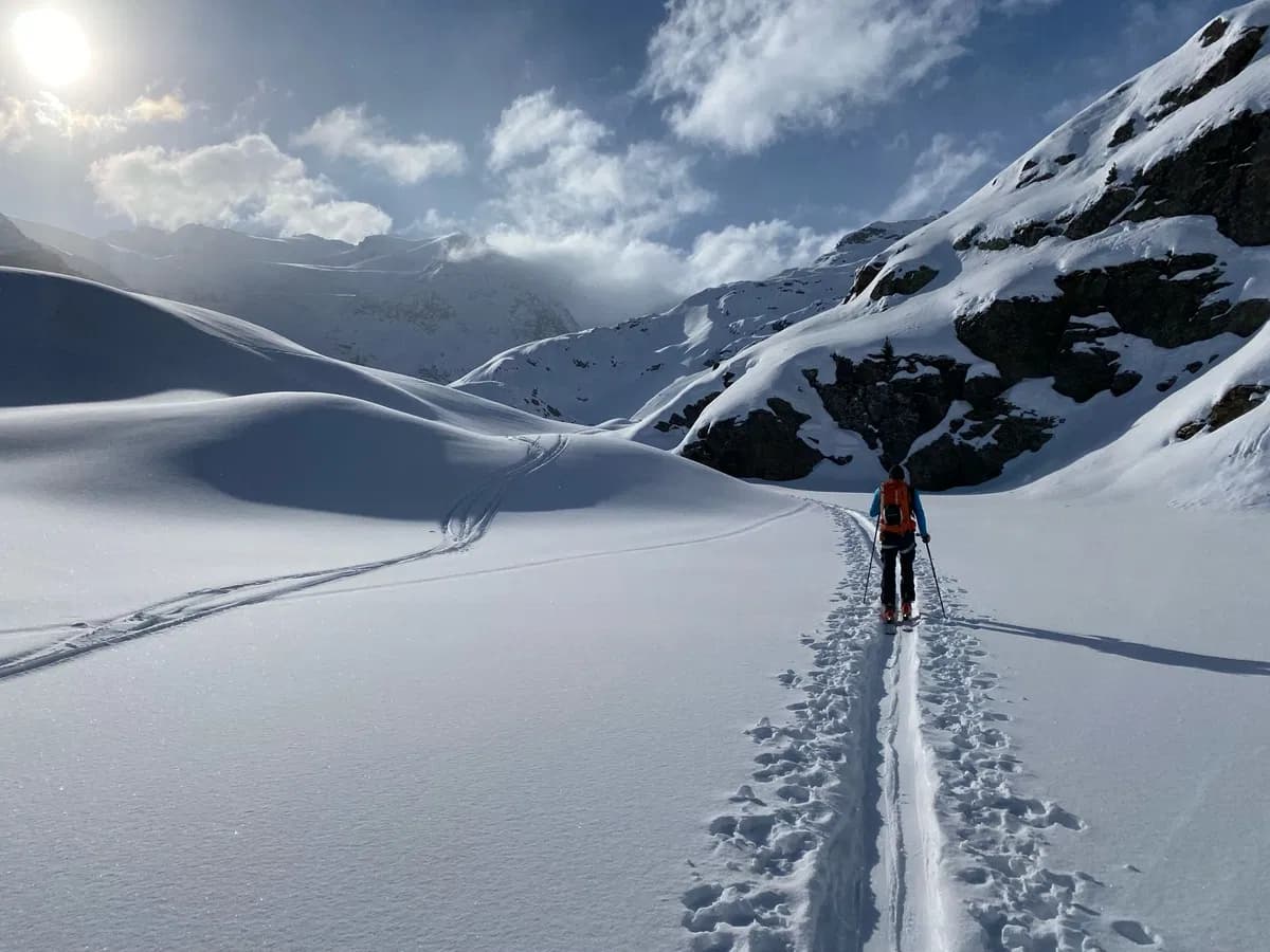 Spuren nach Neuschneefällen am Forni Gletscher bei einer Skitour in der Lombardei