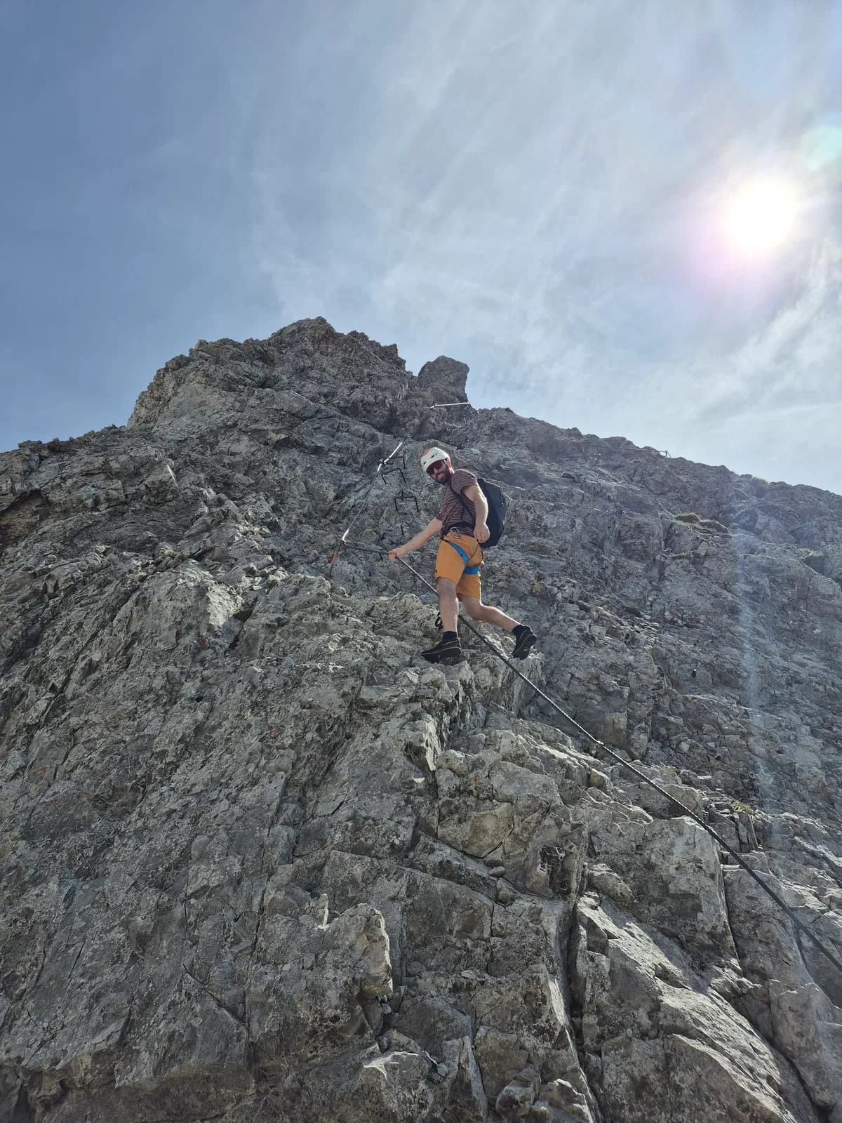 Gast mit Bergführer am Innsbrucker Klettersteig über die Nordkette im Karwendel