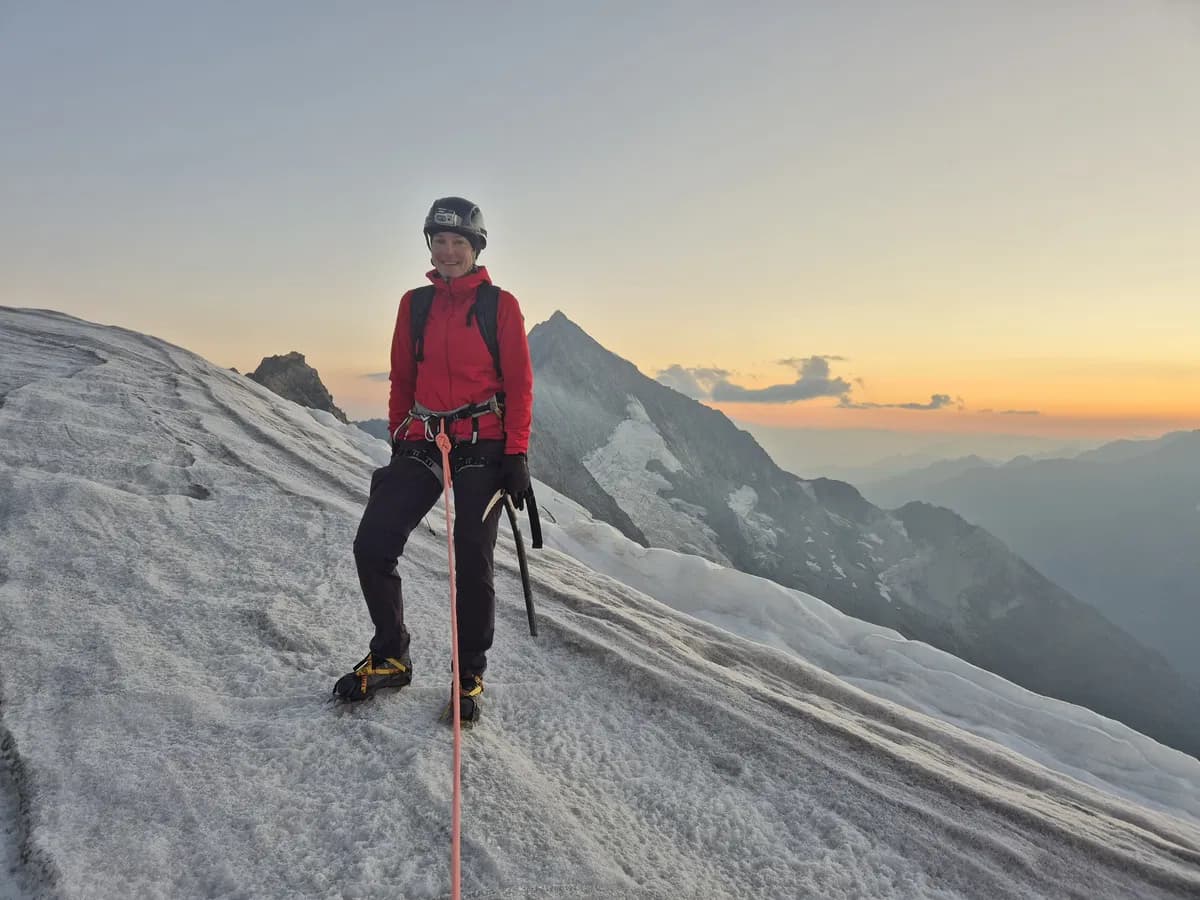 Gast mit seinem Bergführer im Aufstieg zum Zinalrothorn bei Sonnenaufgang