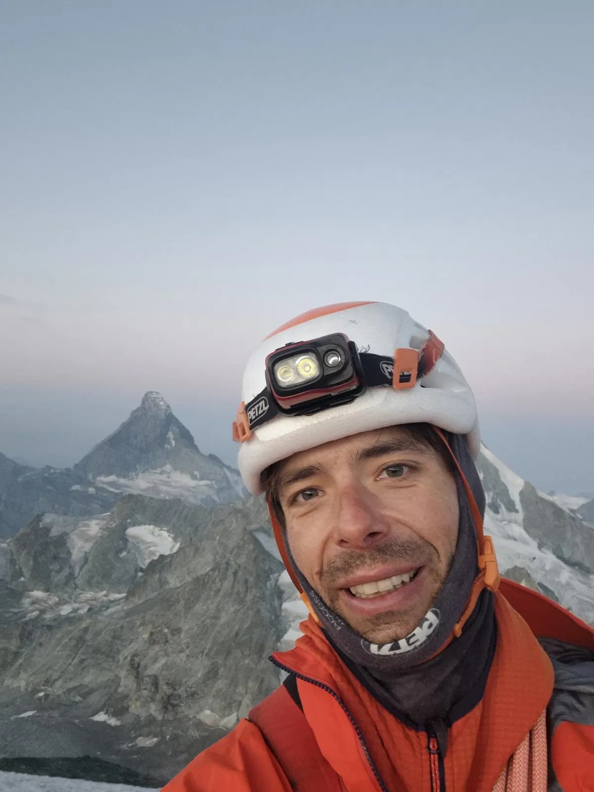 Bergführer am Zinalrothorn mit dem Matterhorn im Hintergrund