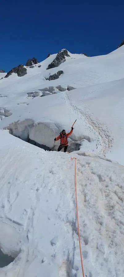 Gast mit Bergführer beim Überqueren einer Gletscherspalte im Mont Blanc Gebiet