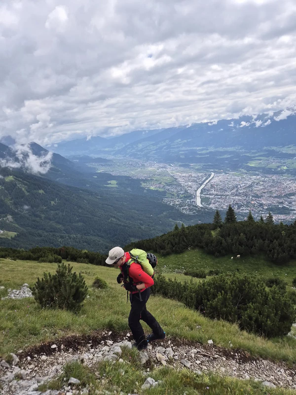 Innsbrucker Bergführer mit seinem Gast im Zustieg zum Brandjoch Südgrat kurz vor dem Brandjochkreuz