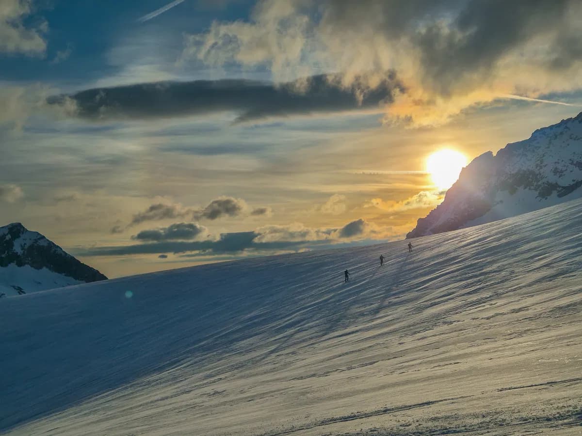 Mit Bergführer am Gletscher kurz vor der Venedigerscharte auf dem Weg zum Grossvenediger von der Kürsinger Hütte aus
