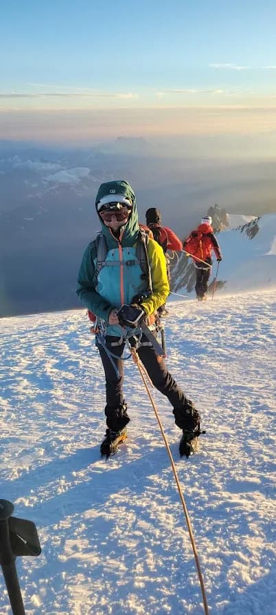 Gast mit Bergführer am Gipfel des Mont Blanc nach einer Besteigung über die Trois Monts Route