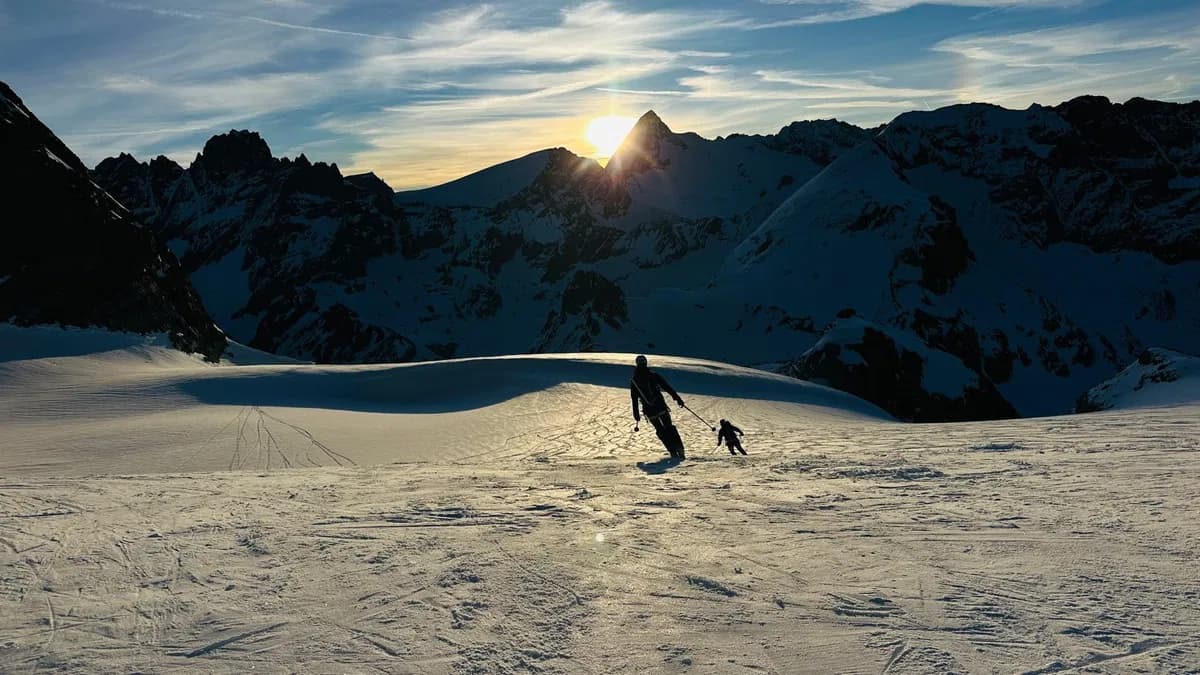 Skifahren im Sonnenaufgang bei der Haute Route auf der letzten Etappe nach Zermatt