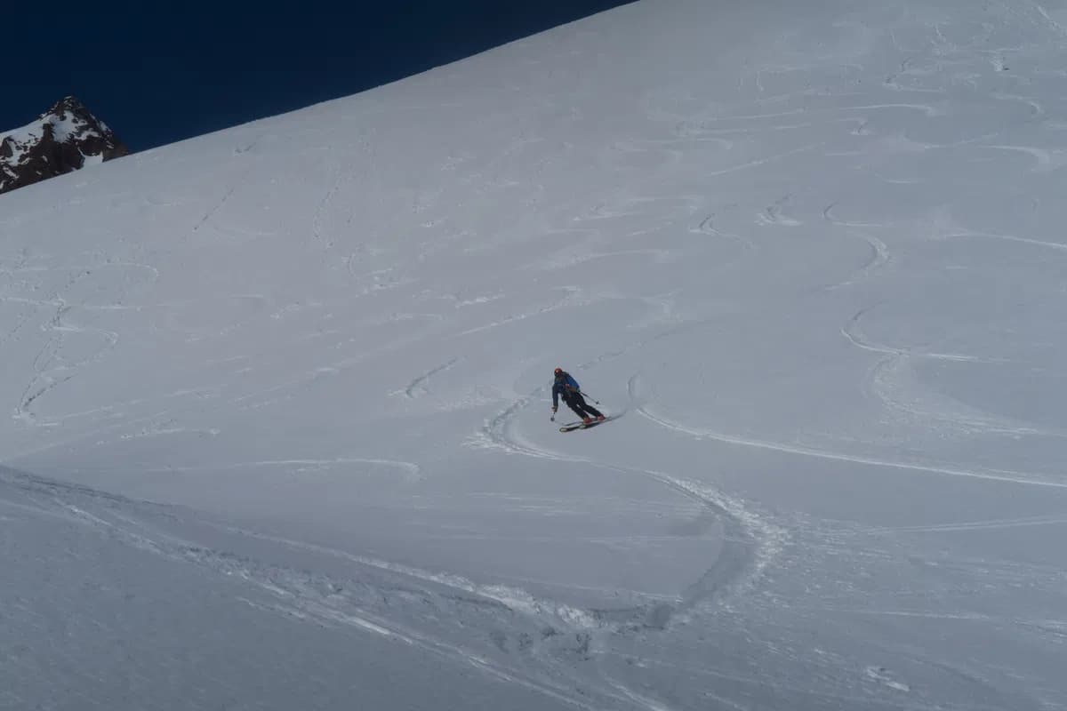 Pulverabfahrt mit den Innsbrucker Bergführern bei den Skitourentagen am Westfalenhaus