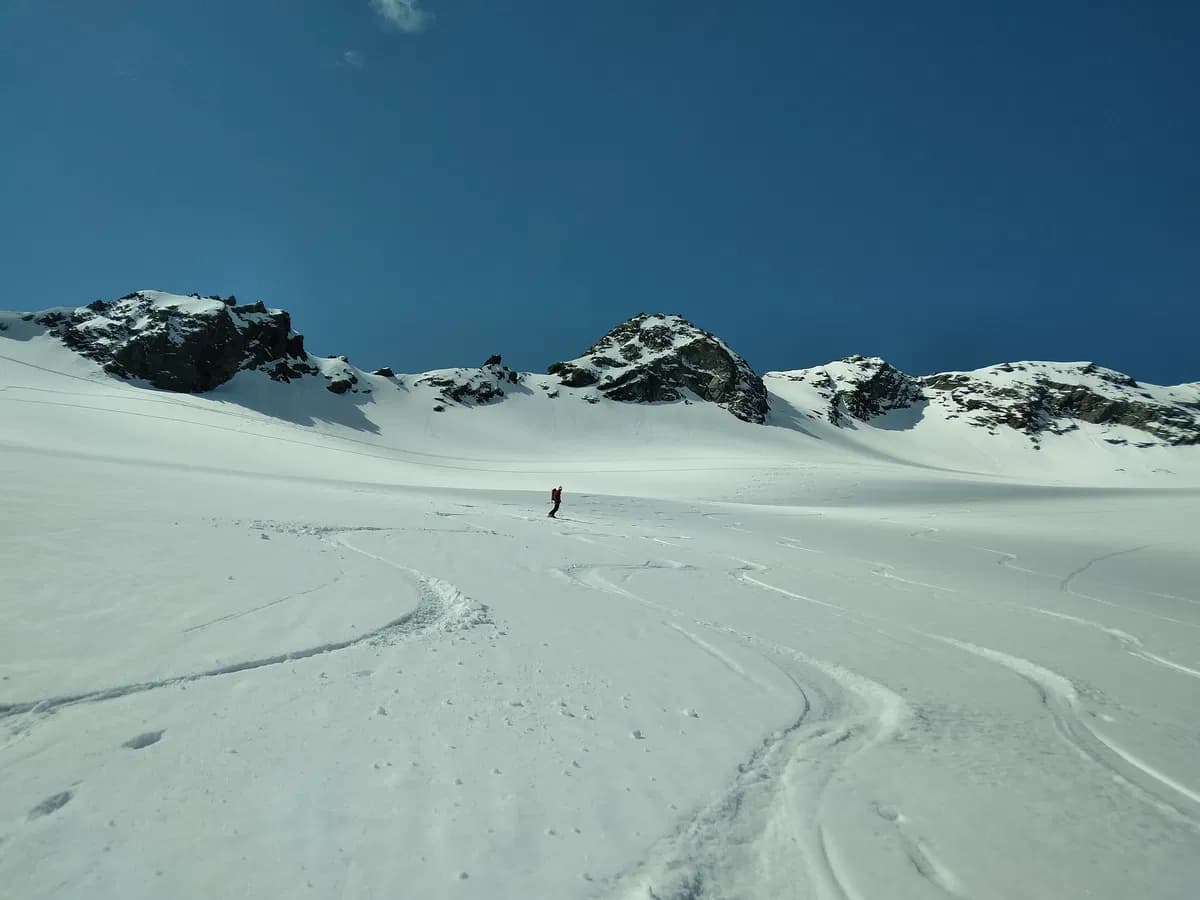 Abfahrt am Gletscher unterhalb des Längentaler Weißenkogel bei einer Skitour vom Westfalenhaus mit den Innsbrucker Bergführern