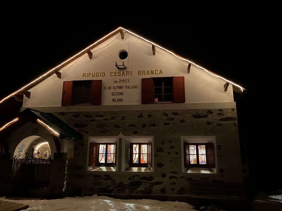 Rifugio Cesare Branca bei Nacht