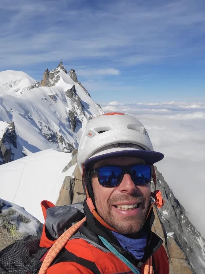 Bergführer nach einer geglückten Tour mit der Aiguille de Midi im Hintergrund
