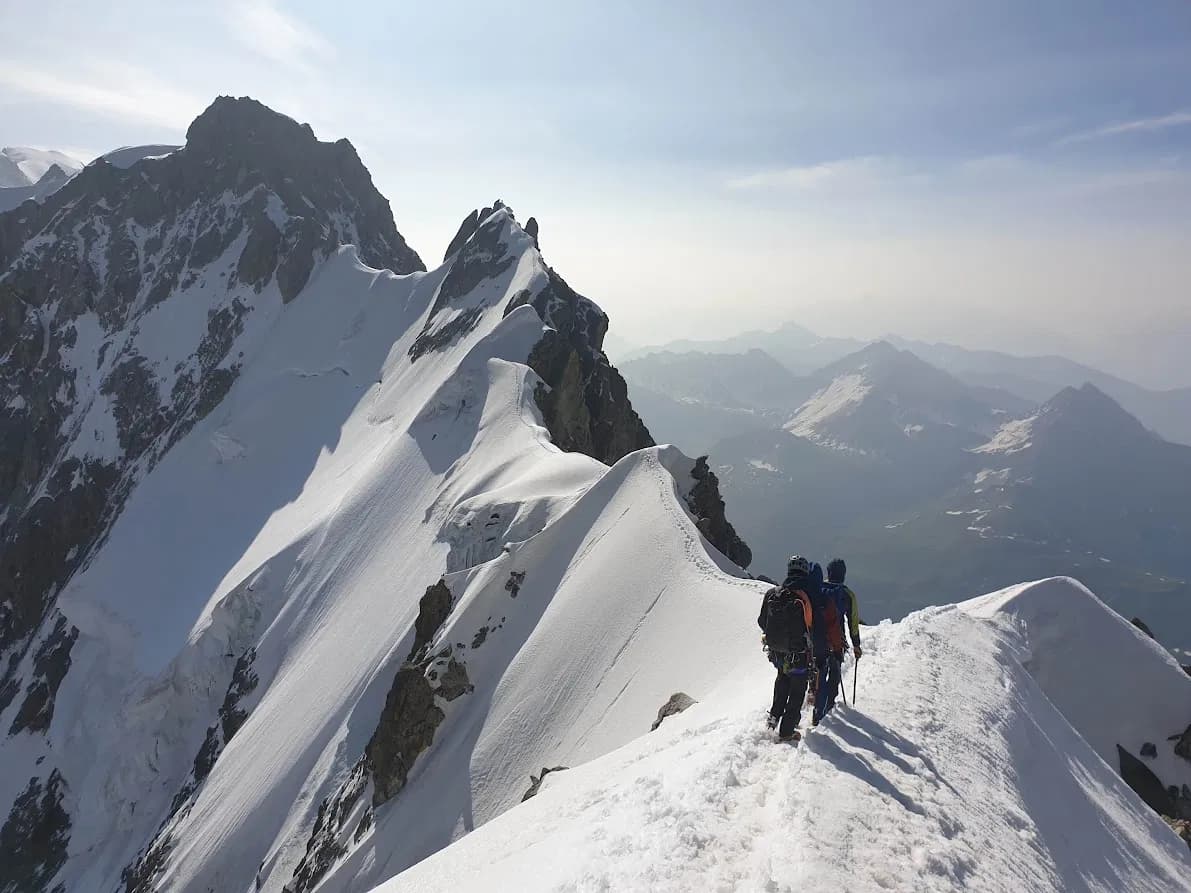 Bergführer mit Gästen am Rochefort Grat bei einer Besteigung der Aiguille Rochefort