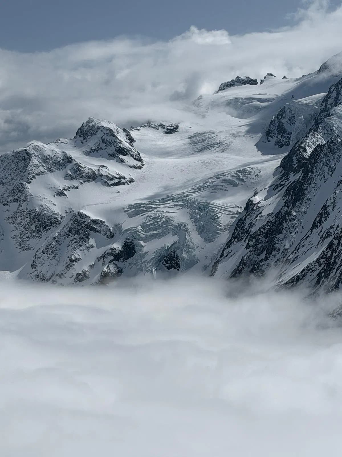 Blick von der Terrasse der Valsorey Hütte auf den Mont Velan
