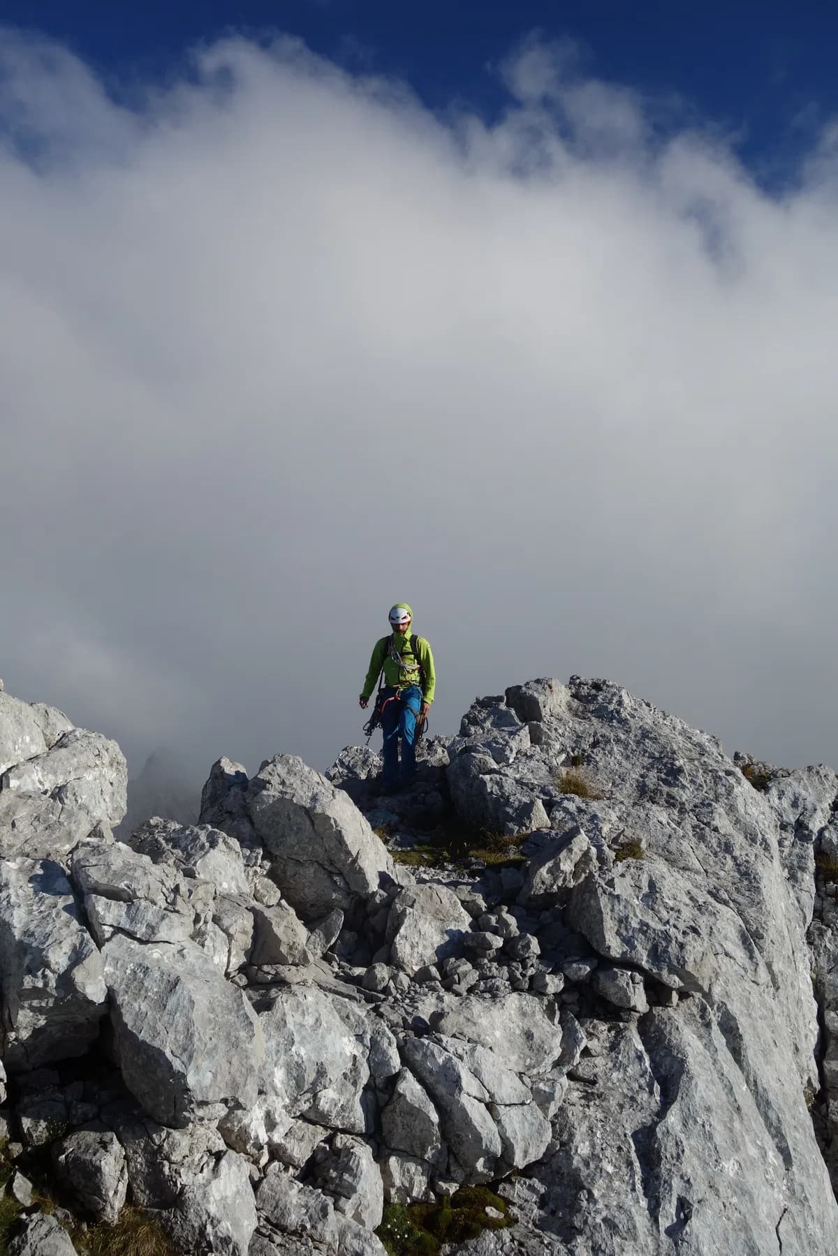 Im Aufstieg am Fleischbank Nordgrat mit Bergführer kurz vor dem Gipfel mit stimmungsvollen Wolken