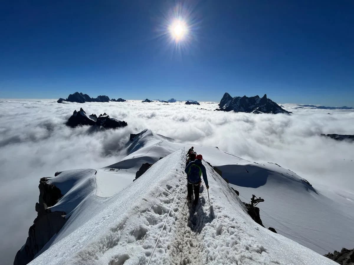 Am Gipfelgrat bei einer Hochtour mit Bergführer auf das Zuckerhüttl von Stubai, 7summits