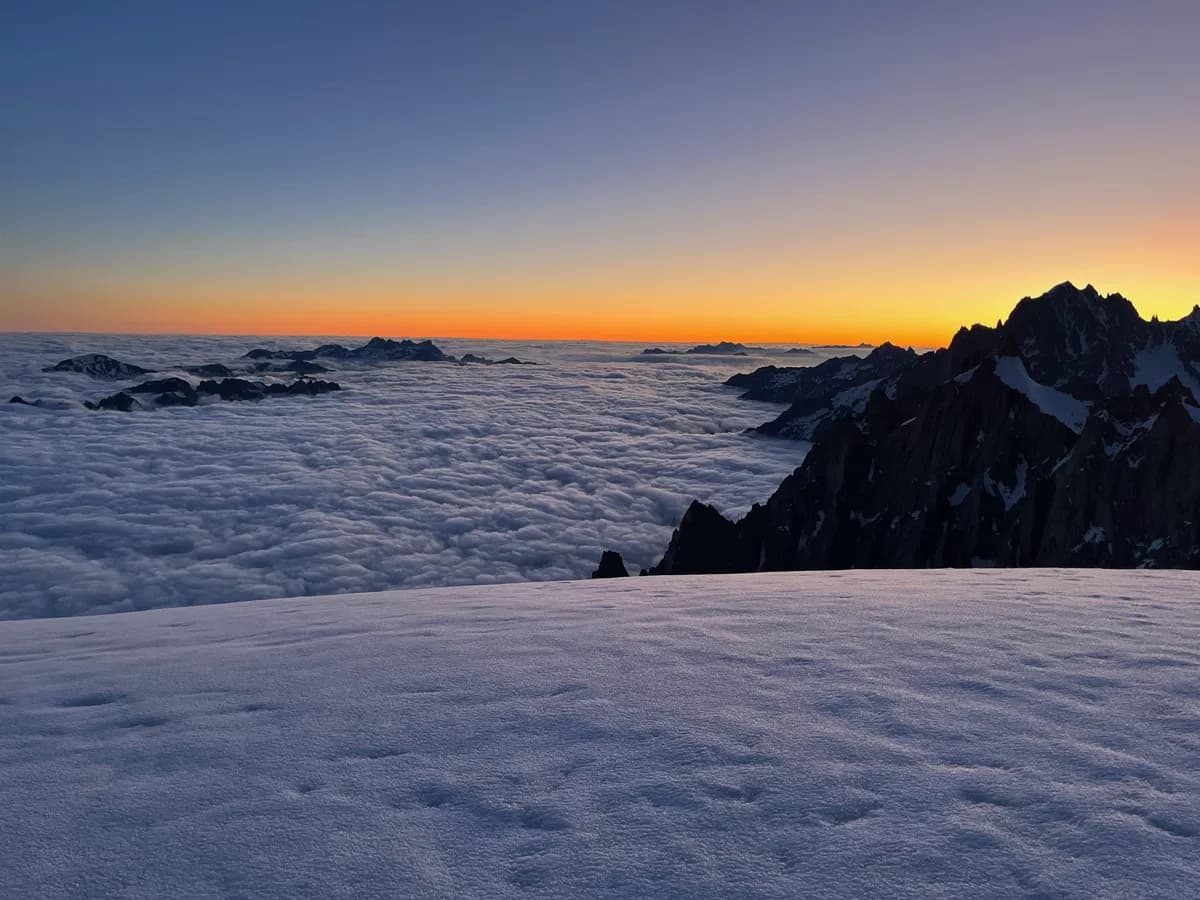Sonnenaufgang am Weg uum Zuckerhüttl von Stubai mit Bergführer 