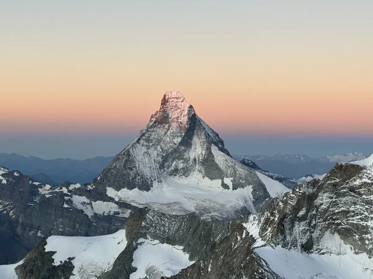 Matterhorn erstrahlt im Morgenrot. Besteigung mit Bergfuehrer