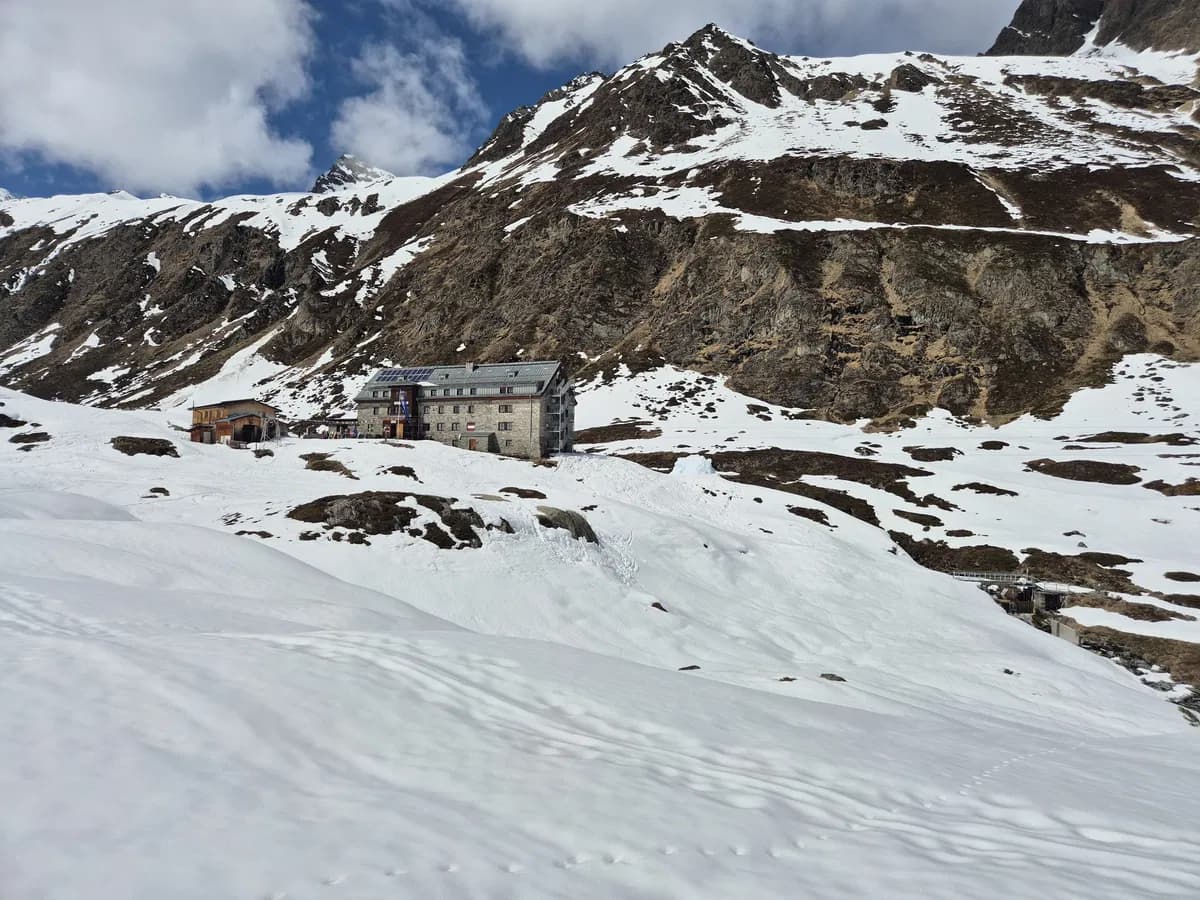 Die Franz-Senn Hütte im Winter als Stützpunkt für Skihochtouren mit Bergführer